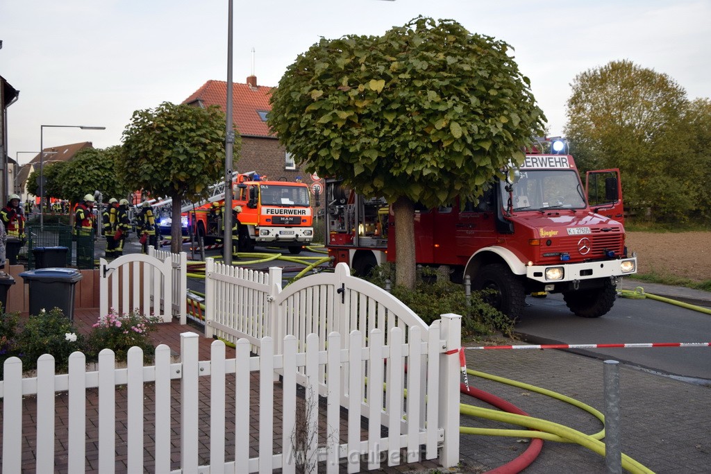 Feuer 2 Vollbrand Reihenhaus Roggendorf Berrischstr P139.JPG - Miklos Laubert